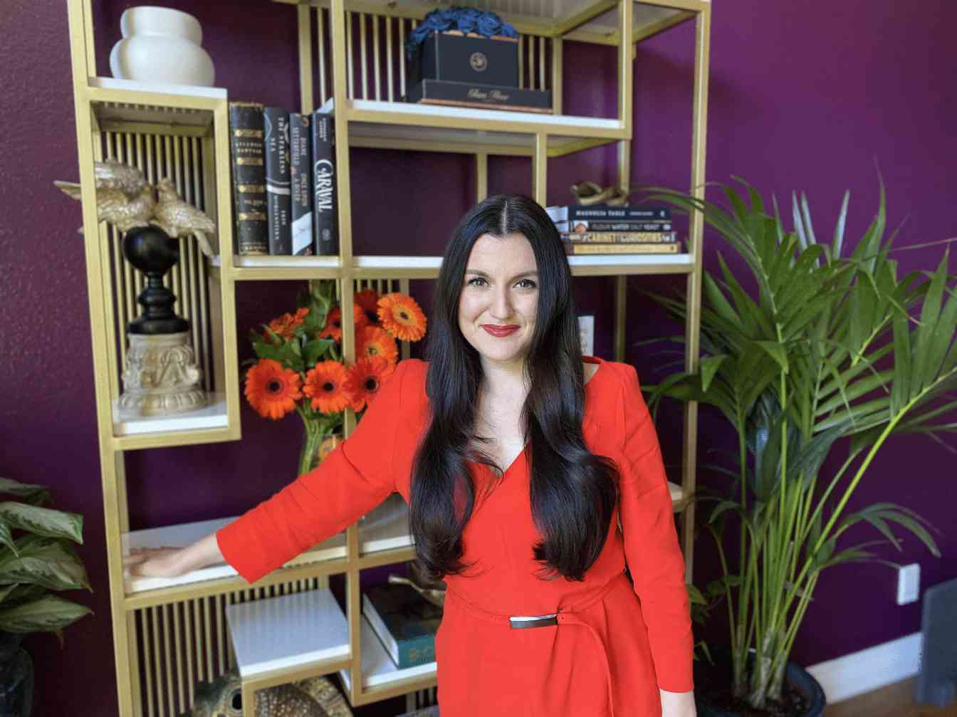 奥特曼负责“改变世界”，她负责“赚钱养家”：(图1)