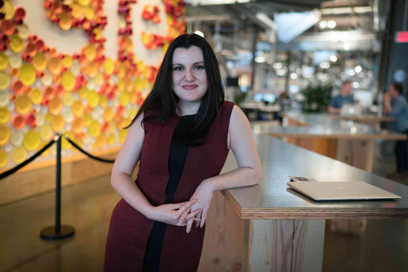 奥特曼负责“改变世界”，她负责“赚钱养家”：(图2)