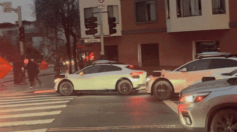 马斯克笑疯了！谷歌无人车街头“装死”，一场大