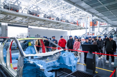 小鹏 AI 科技智造之旅正式开放，P7+第十万台整车同步下线交付(图4)