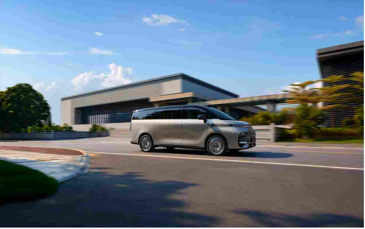 26.98 万,吉利银河 V900 把旗舰 MPV 的价格门槛拆了(图3) 26.98 万,吉利银河 V900 把旗舰 MPV 的价格门槛拆了(图3)