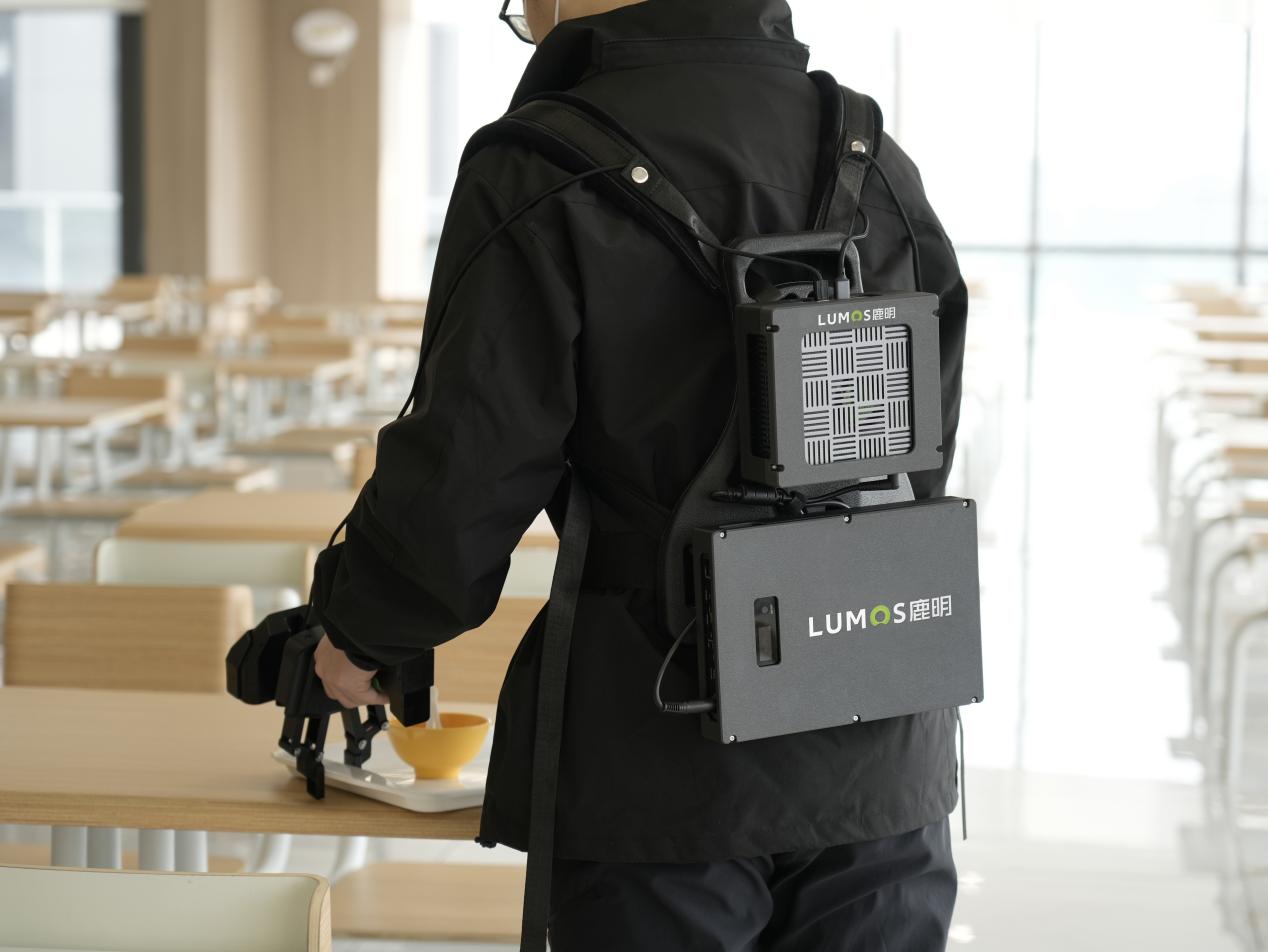 鹿明机器人发布全球首款背包版 UMI 数采设备(图1)