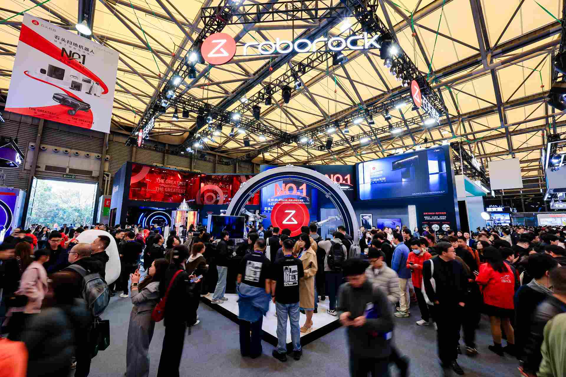 全系旗舰亮相 AWE2026，石头科技展示从技术到市场的系统性实力(图1)