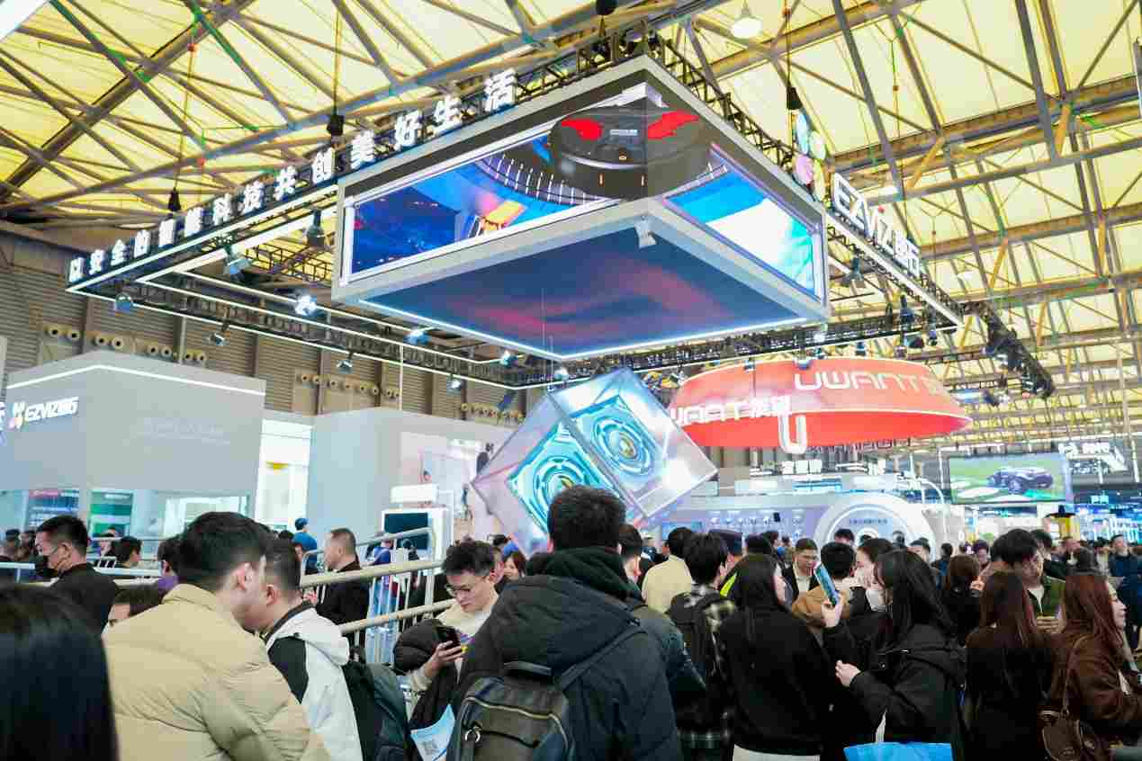 萤石Stella星辰系列震撼发布!全球首创双擎双热活水洗地 解锁AI清洁新高度(图2) 萤石Stella星辰系列震撼发布!全球首创双擎双热活水洗地 解锁AI清洁新高度(图2)