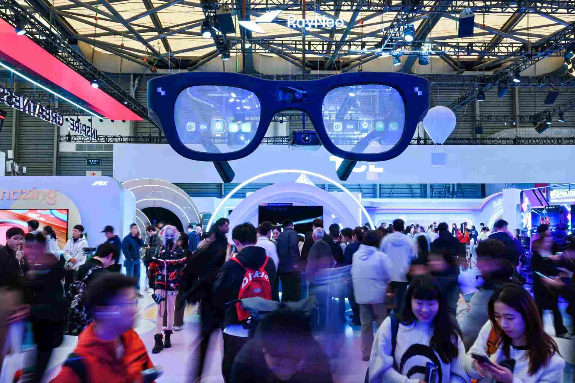 雷鸟创新 AWE 2026 三连发：首发 AR 扫街榜、DC 联名款亮相、斩获艾普兰创新奖(图1)