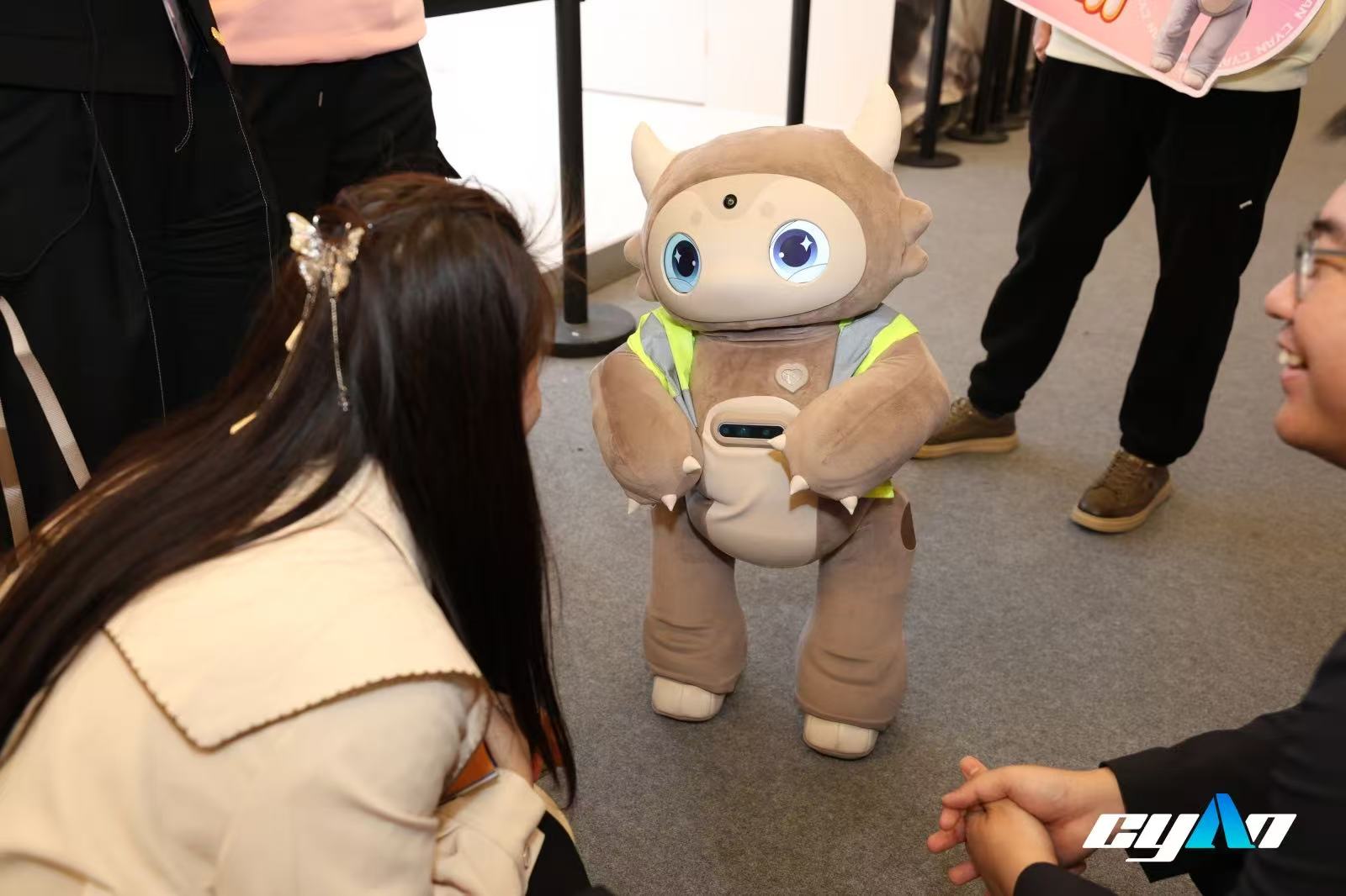 青心意创Amoo亮相AWE，全球首款具身角色智能机器人来了