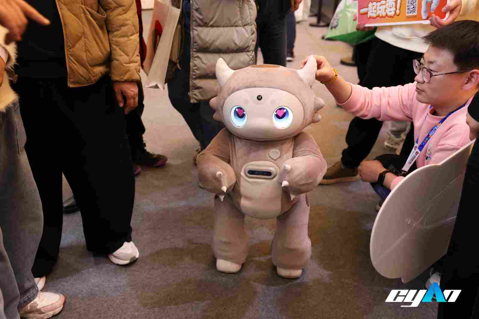 青心意创Amoo亮相AWE，全球首款具身角色智能机器人来了(图2)