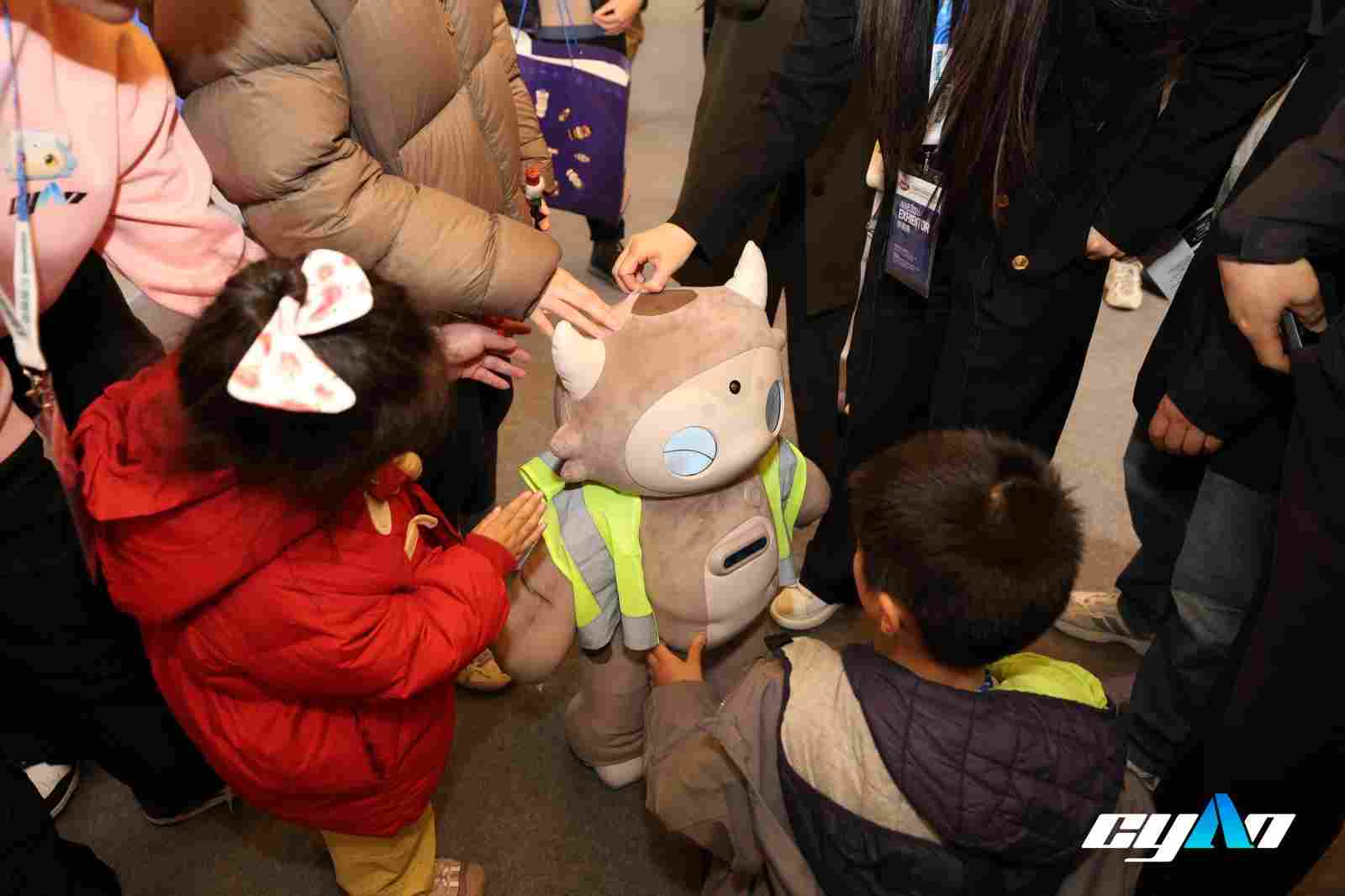 青心意创Amoo亮相AWE，全球首款具身角色智能机器人来了(图3)