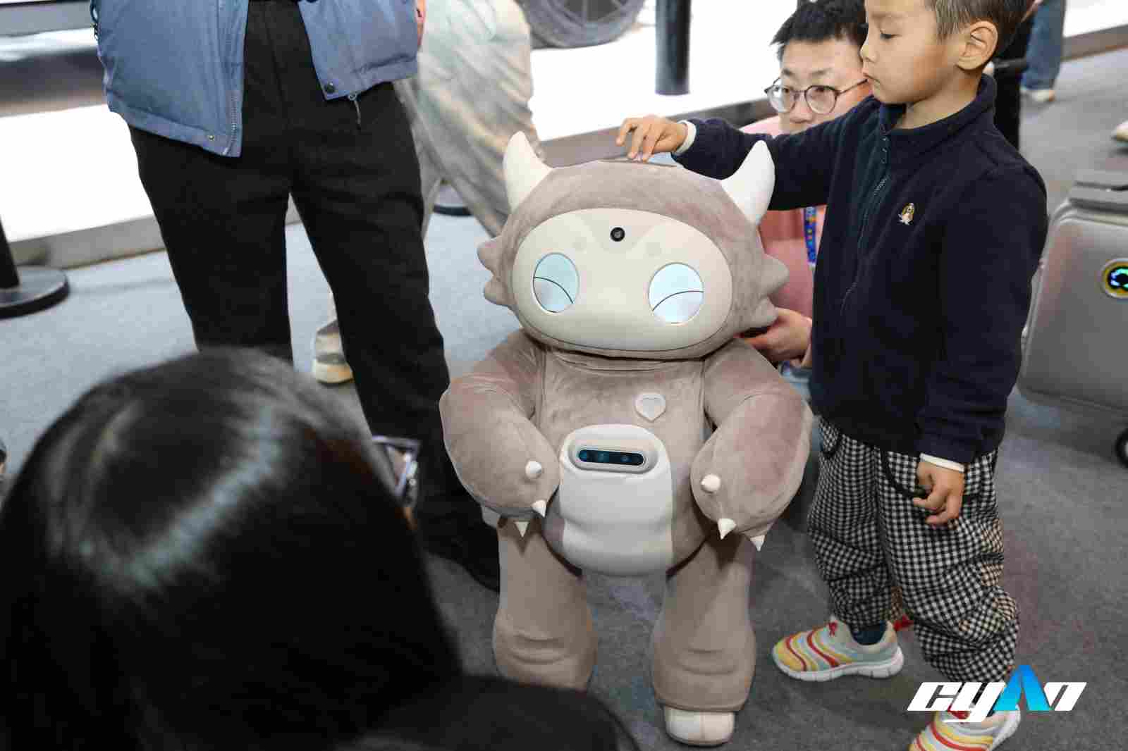 青心意创Amoo亮相AWE，全球首款具身角色智能机器人来了(图5)