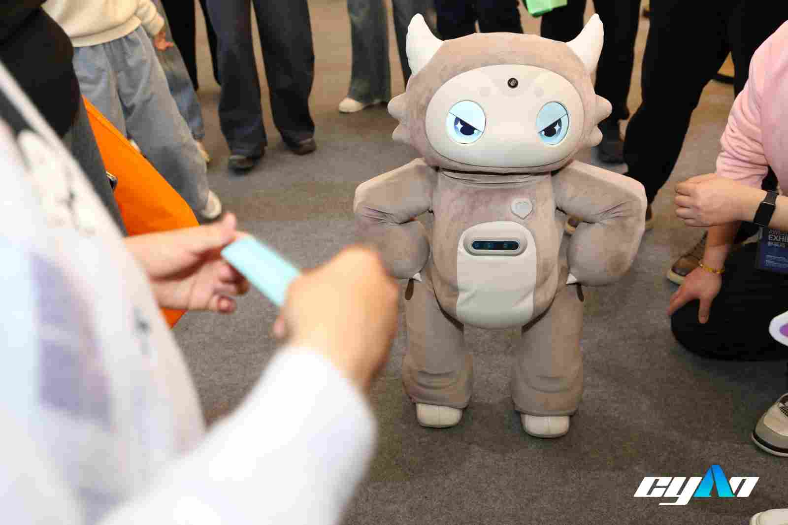 青心意创Amoo亮相AWE，全球首款具身角色智能机器人来了(图6)