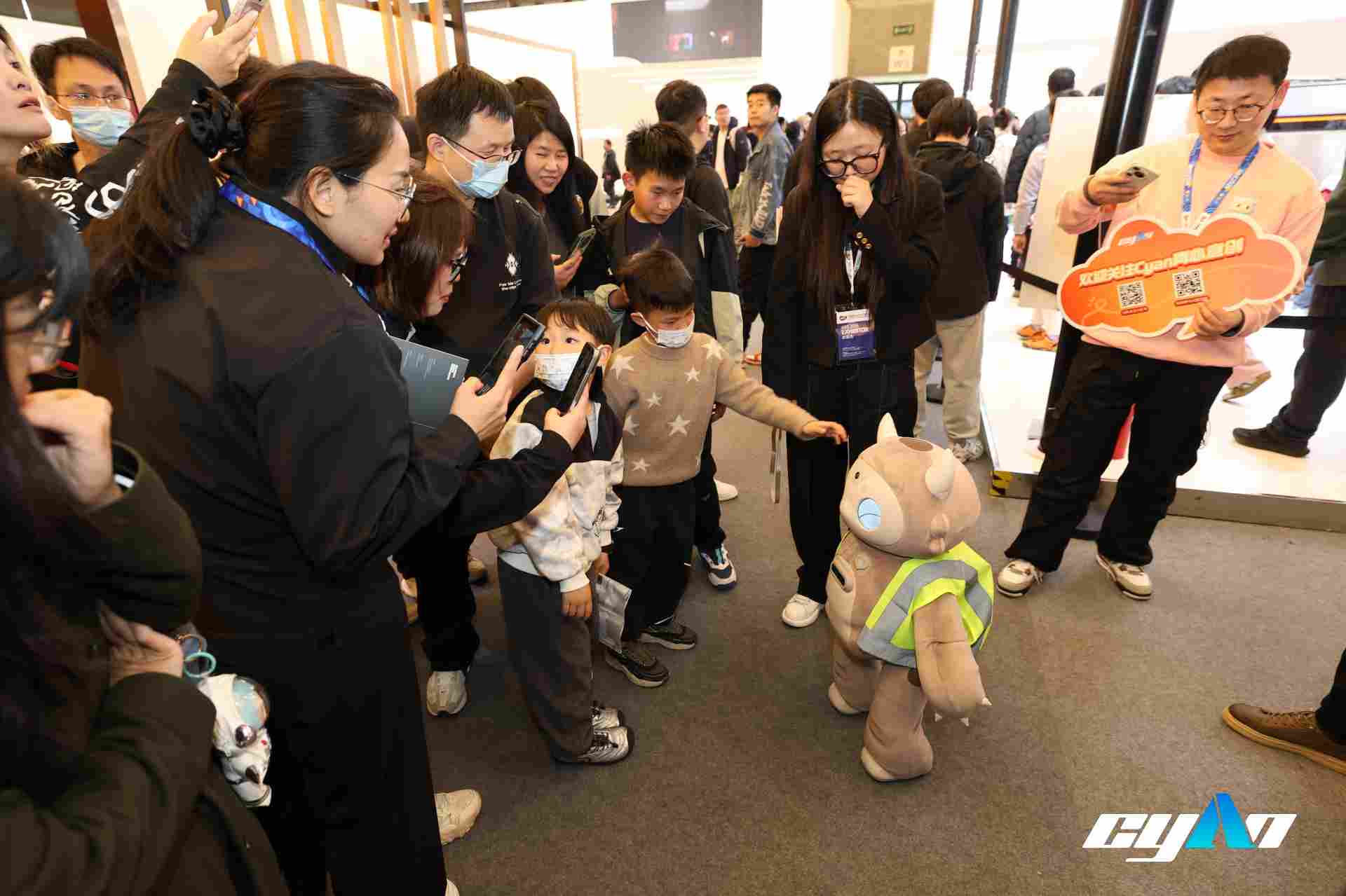 青心意创Amoo亮相AWE，全球首款具身角色智能机器人来了(图7)