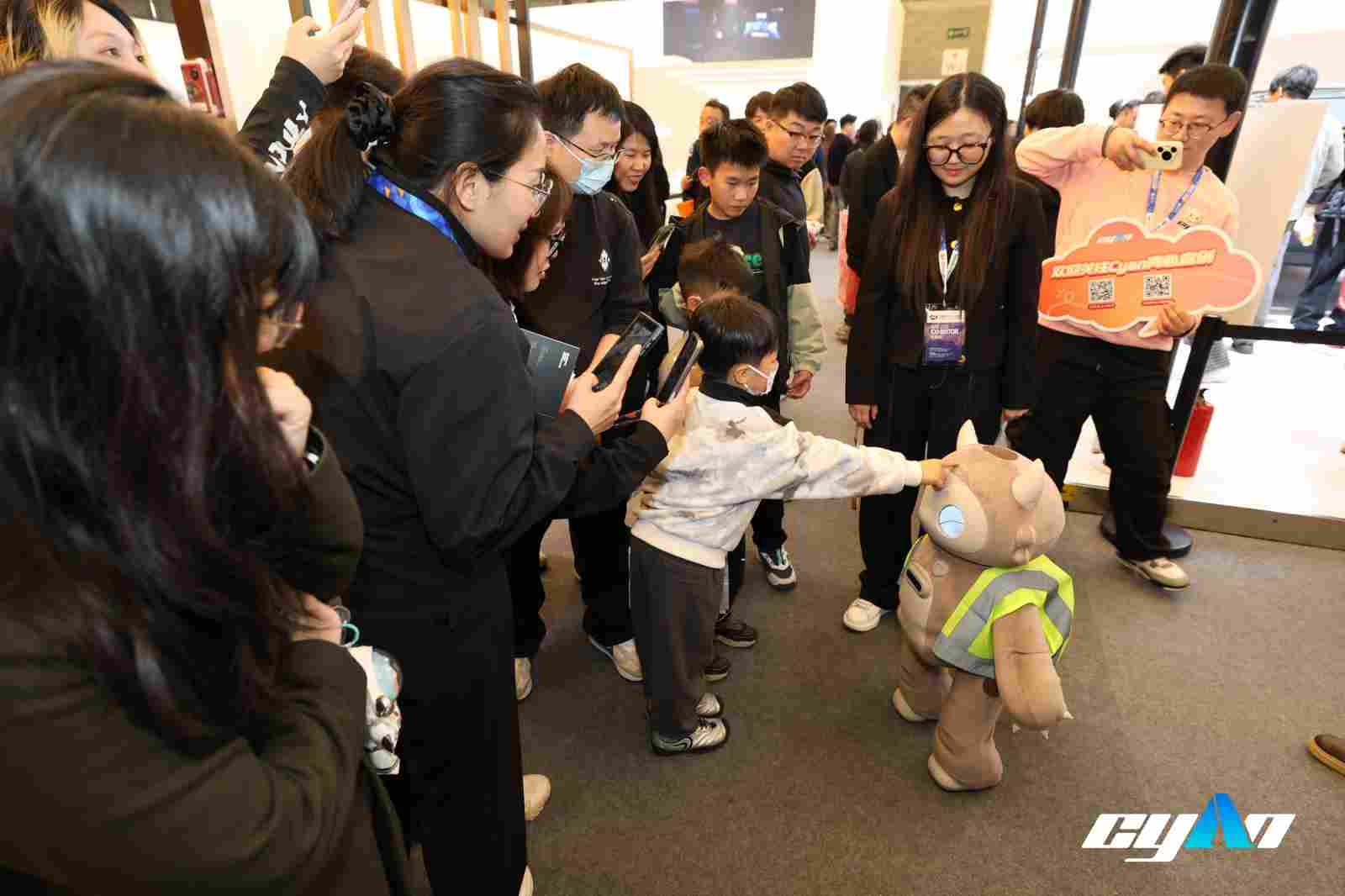 青心意创Amoo亮相AWE，全球首款具身角色智能机器人来了(图8)