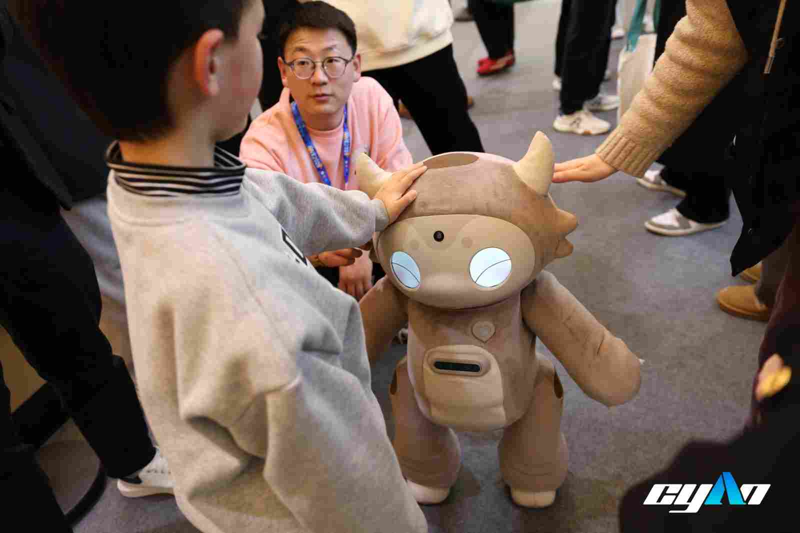 青心意创Amoo亮相AWE，全球首款具身角色智能机器人来了(图9)