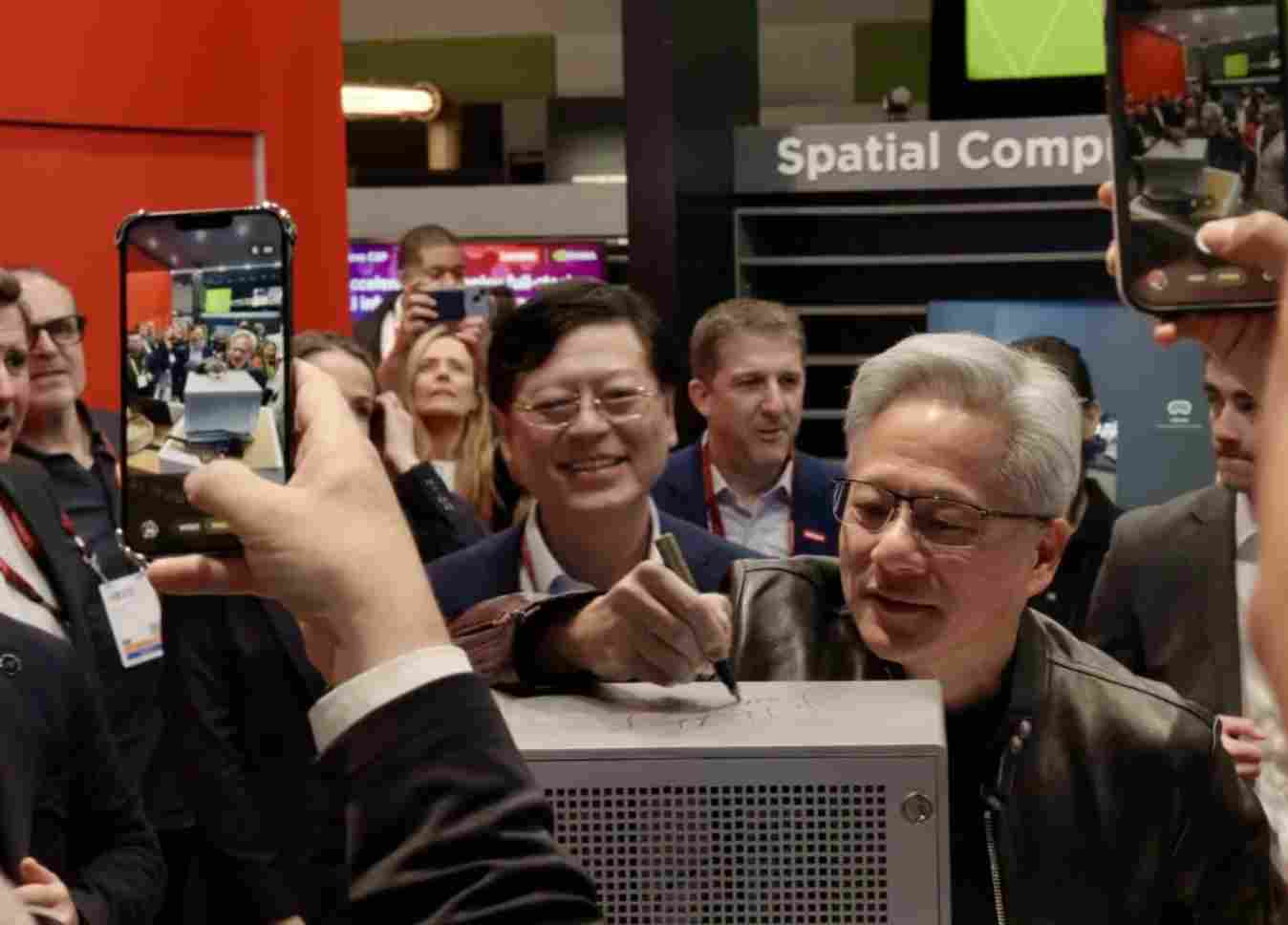 直击GTC现场：黄仁勋告诉杨元庆，“今年将属于你！”