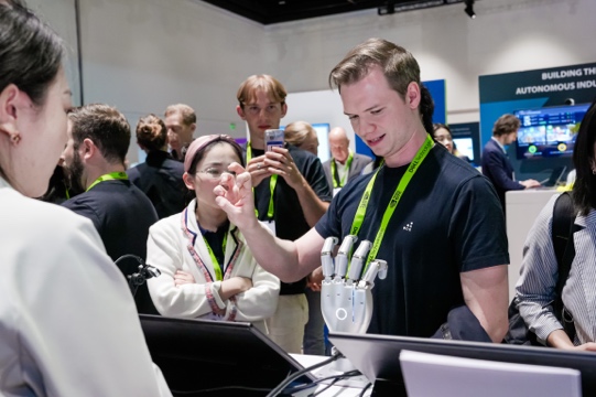 Sharpa 亮相 GTC，与 NVIDIA 携手突破仿真瓶颈，创新机器人训练范式(图1)