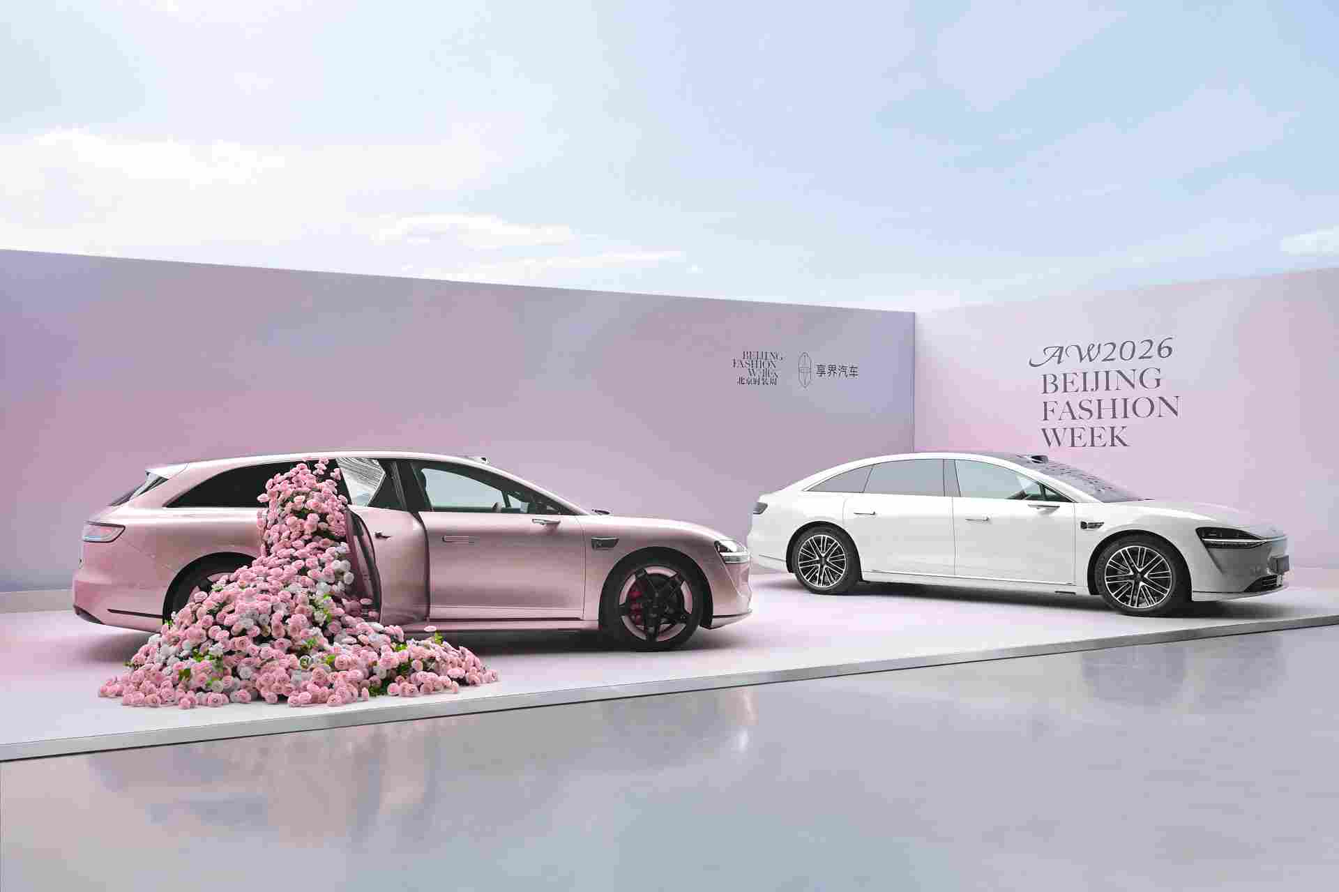 享界 S9T 星玫粉、享界 S9 月绒白亮相北京时装周，将于