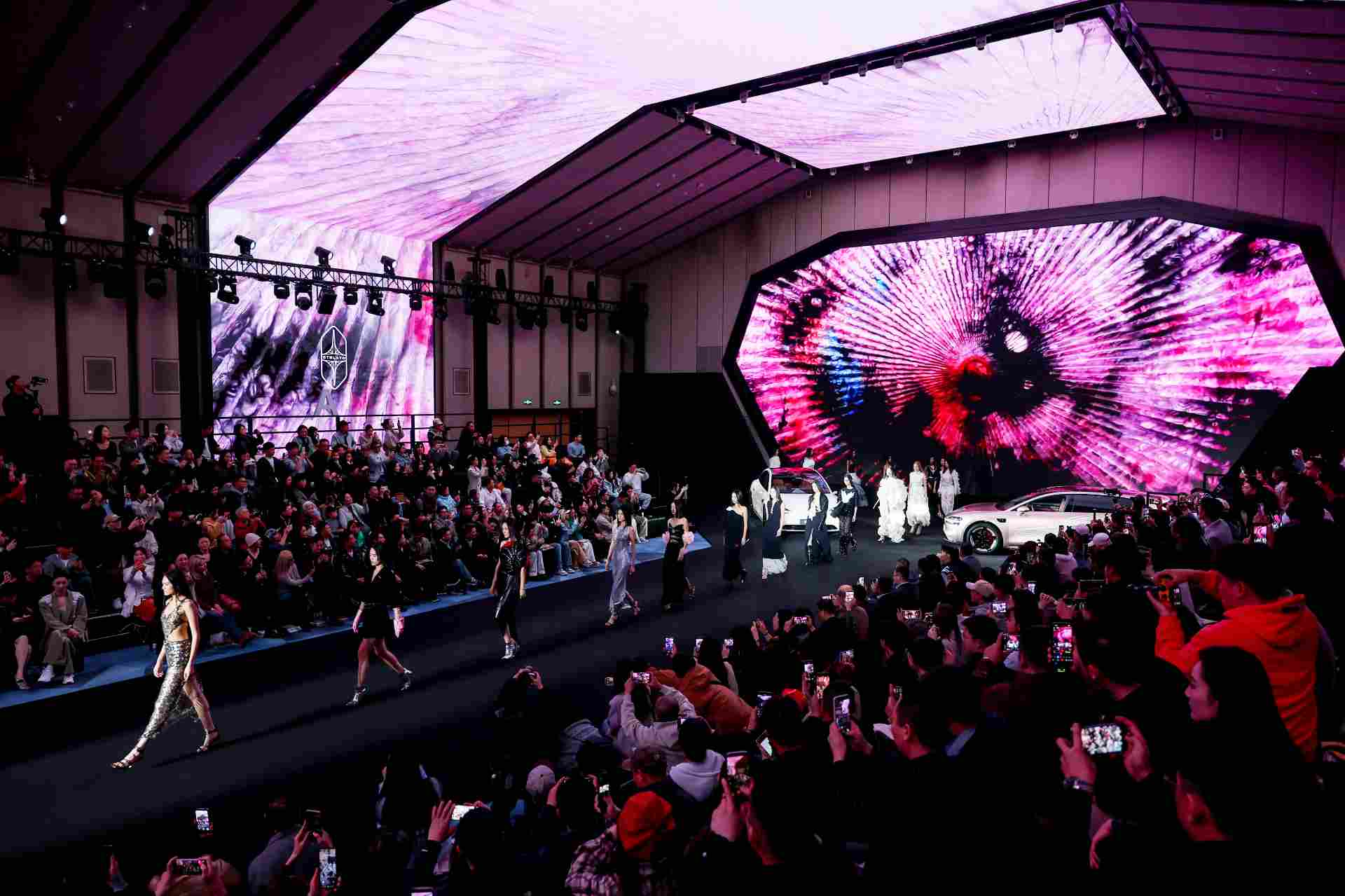 享界 S9T 星玫粉、享界 S9 月绒白亮相北京时装周，将于 3 月 23 日焕新发布(图2)