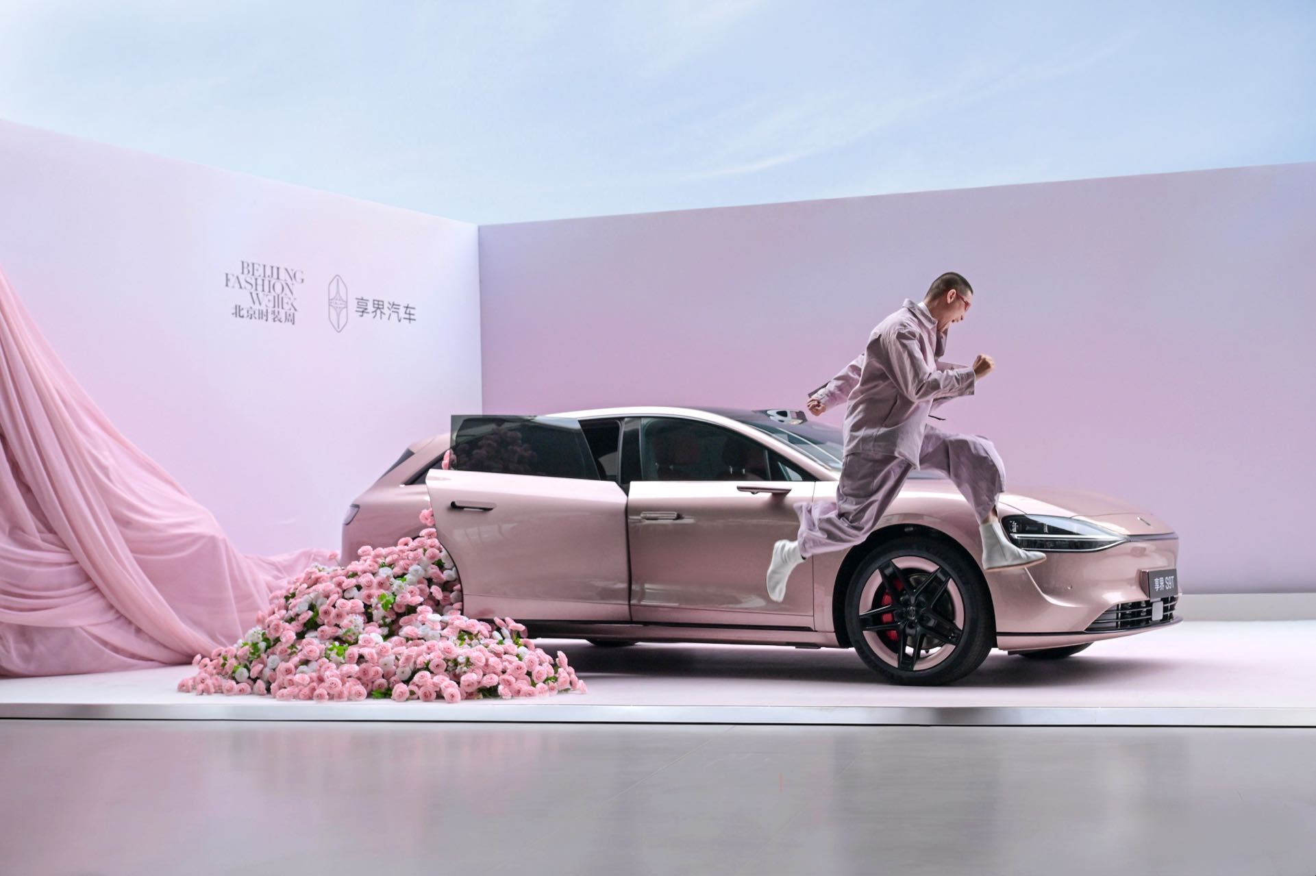 享界 S9T 星玫粉、享界 S9 月绒白亮相北京时装周，将于 3 月 23 日焕新发布(图7)