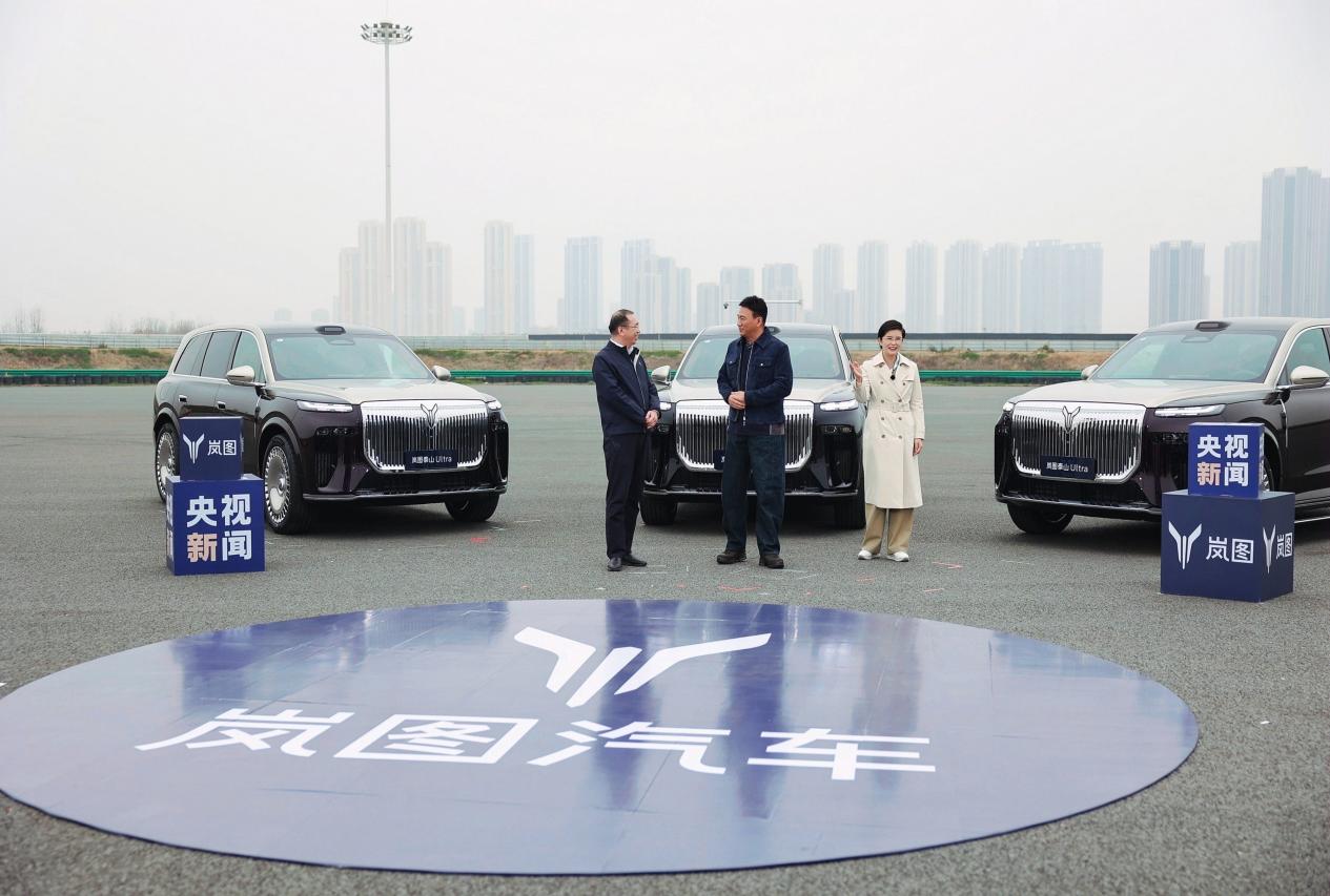 全球首款896线激光雷达SUV上场即王炸，硬汉胡军验完直接下