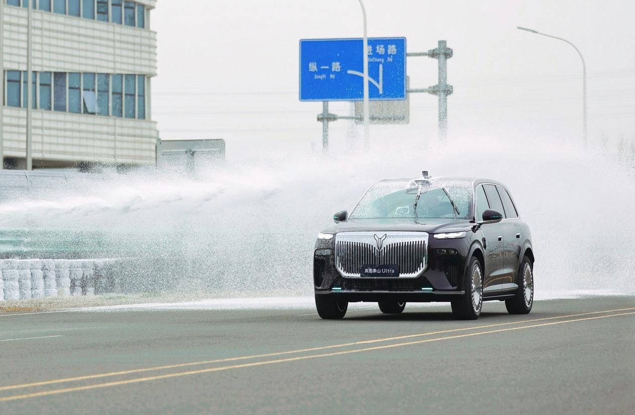 全球首款896线激光雷达SUV上场即王炸，硬汉胡军验完直接下单(图3)