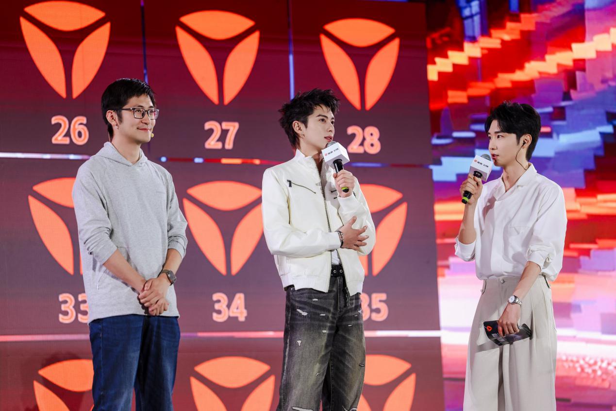 智能平权新纪元：雅迪冠能智能科技嘉年华，以国民智能闪耀全球(图4)