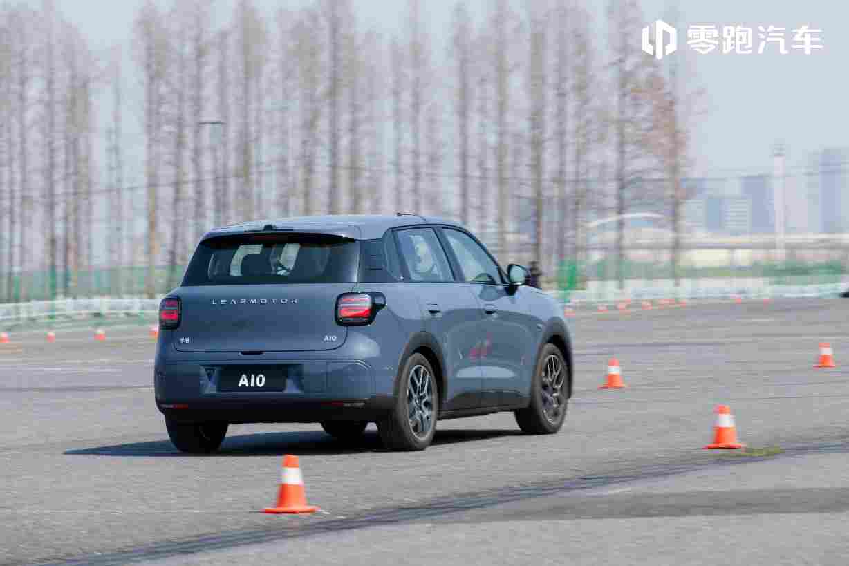 10 万内首搭「车位到车位」，零跑 A10 开启纯电小车 3.0 时代(图4)