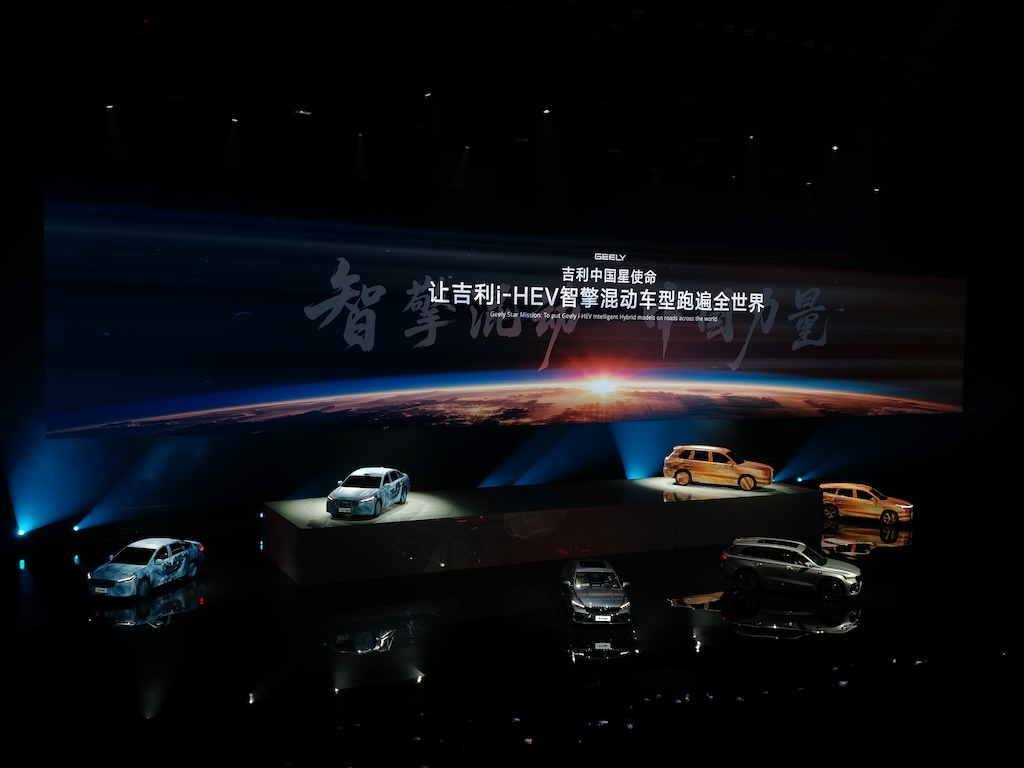 百公里 2.22 升，吉利这套油混系统，瞄准的不是比亚迪