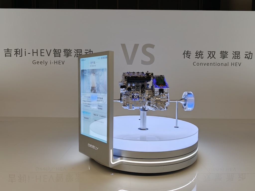 百公里 2.22 升，吉利这套油混系统，瞄准的不是比亚迪(图6)