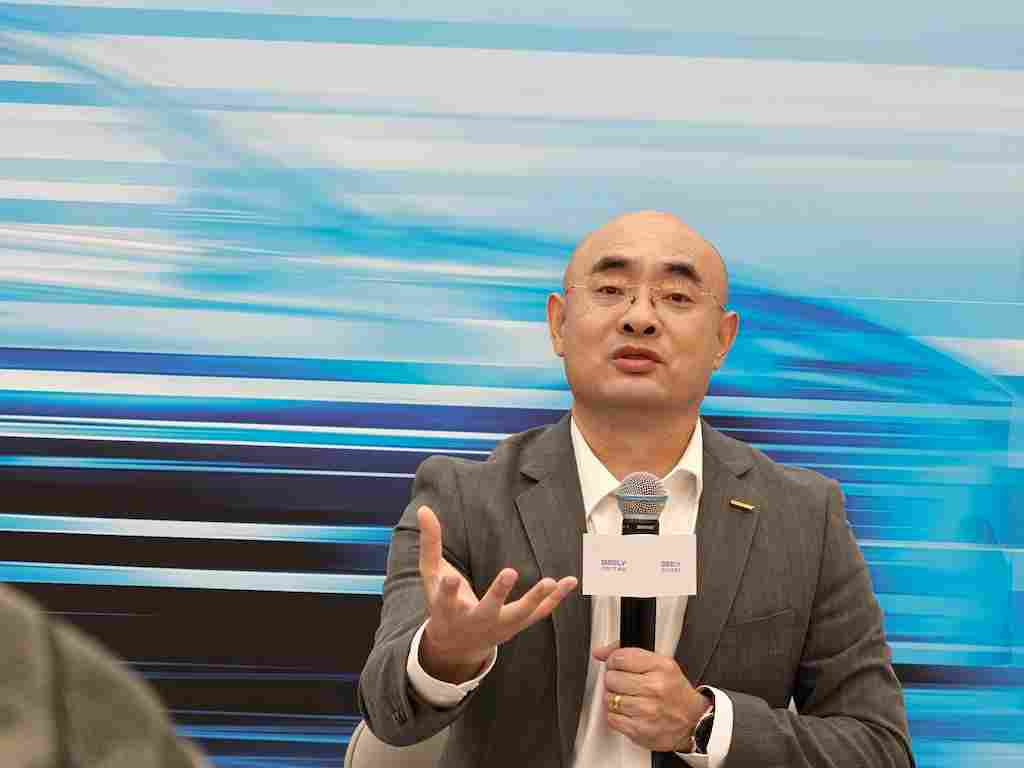 吉利三位高管同时回应：为什么在插混最火的时候，去做一台不插电的混动车(图3)